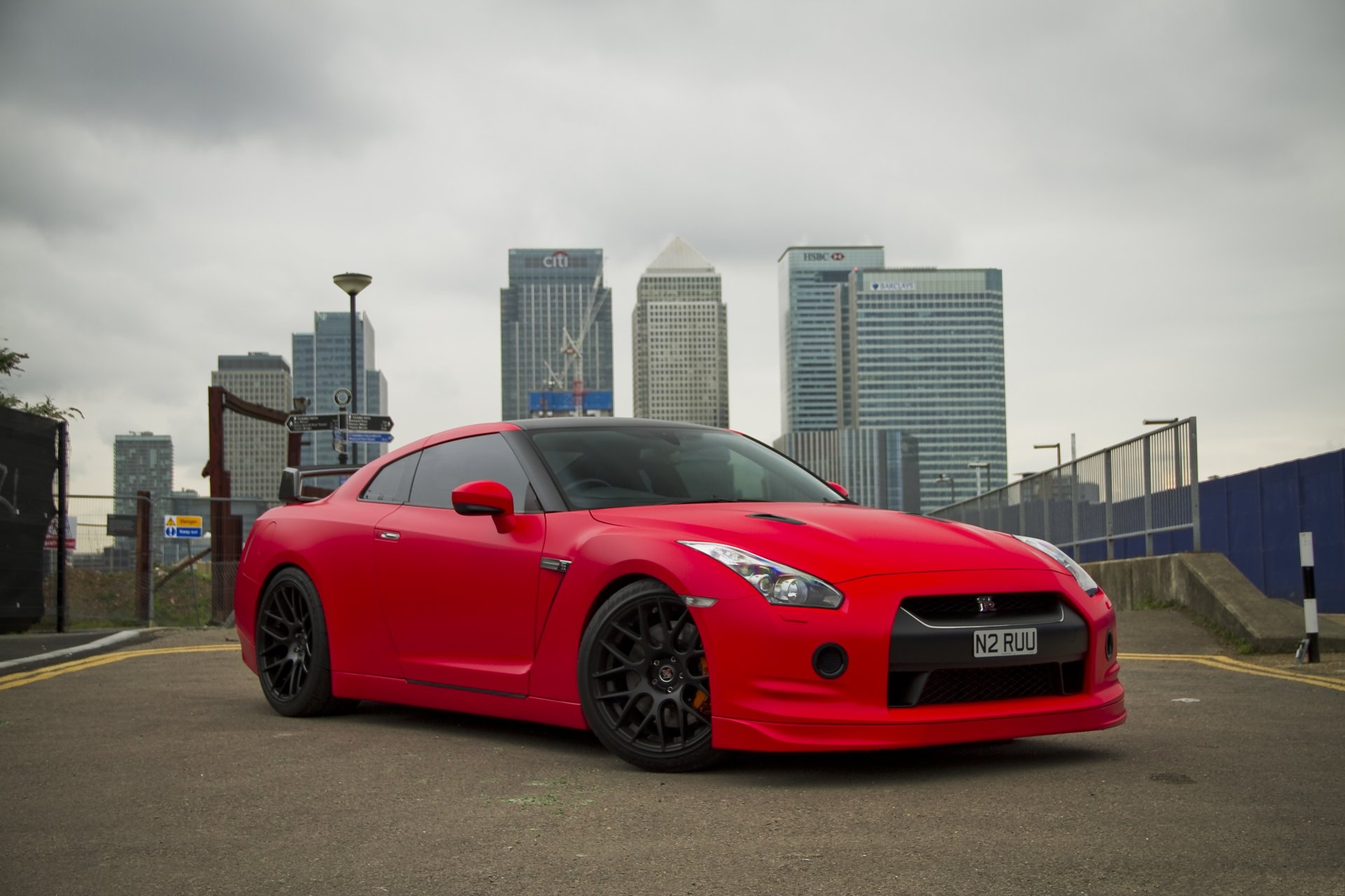 nissan rtm r35 rouge nissan gtr rouge vue de face bâtiments ville ciel