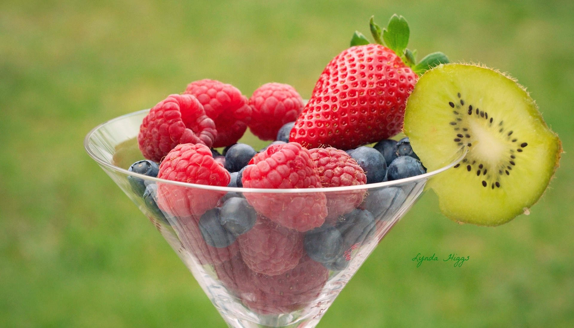 fragole lamponi bacche kiwi vetro mirtilli