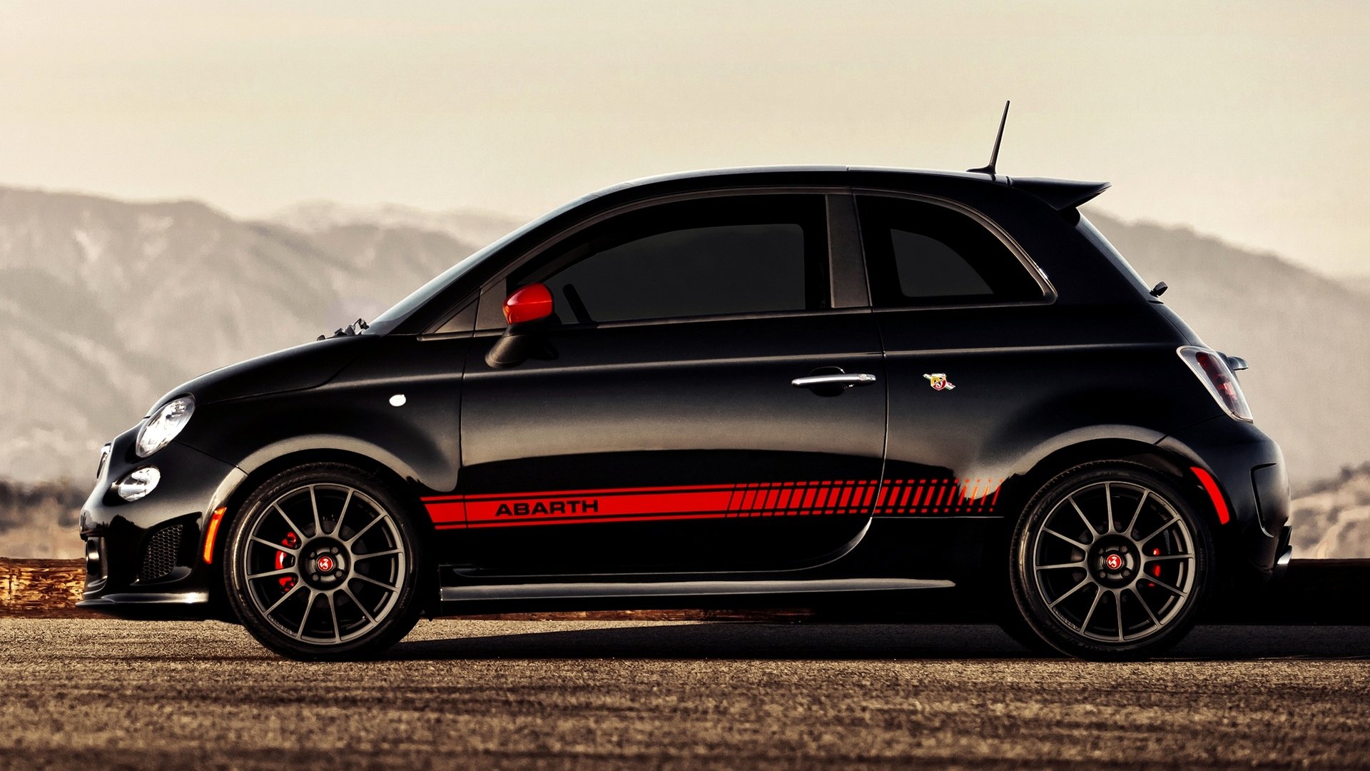 автомобиль обои черный fiat abarth сша-spec автомобильные для рабочего стола обоя фиат абарт красивая машина сбоку пустыня тачка