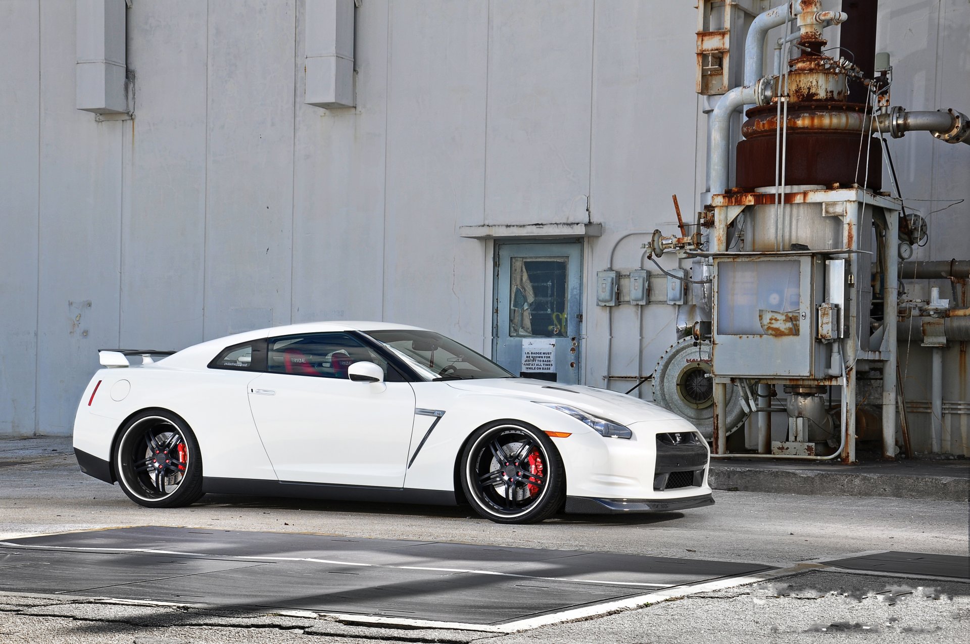 nissan gtr r35 white wheels.black.nissan gad drives a side view building