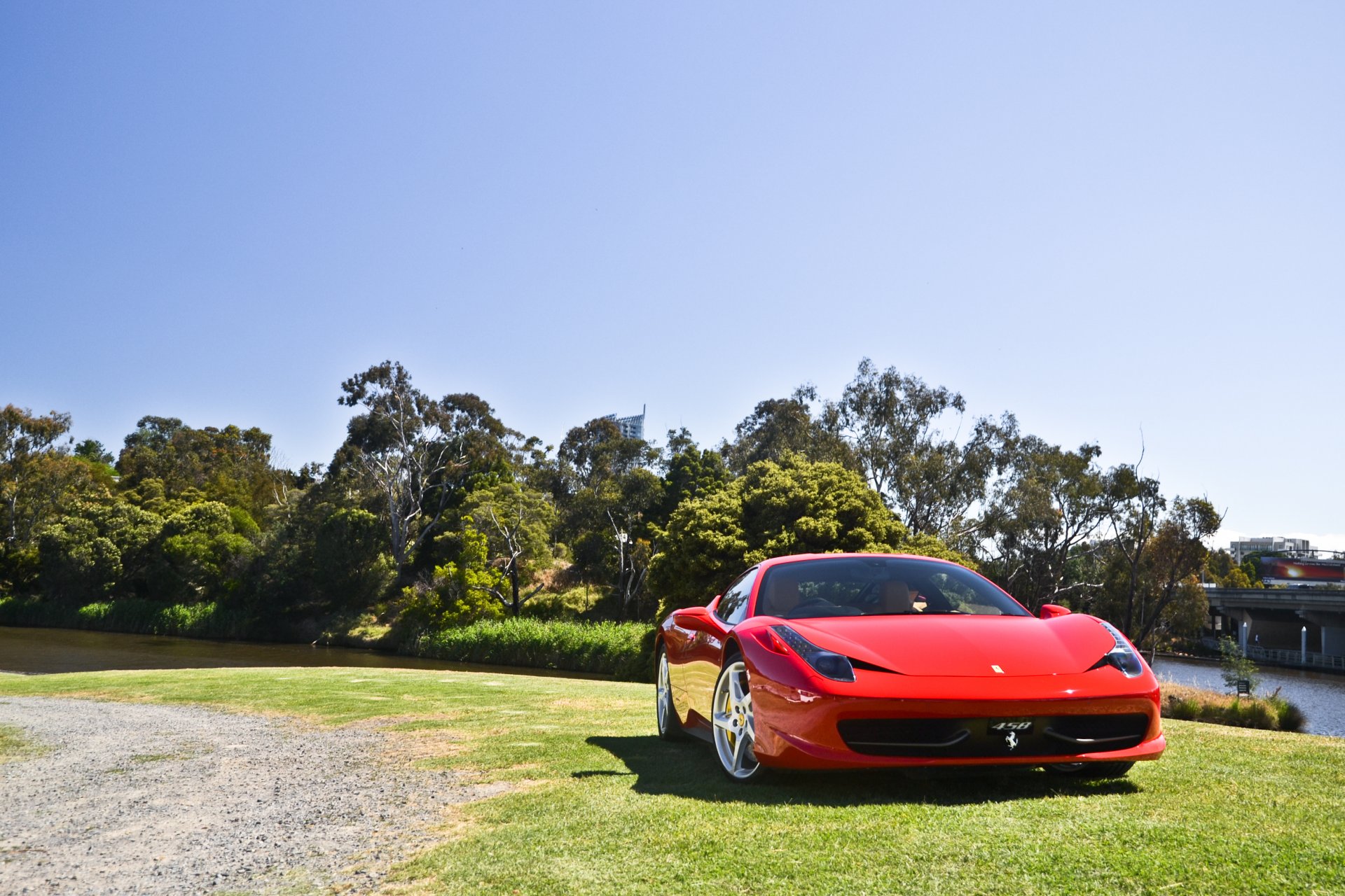 ferrari 458 italia rosso ferrari italia rosso vista frontale prato alberi cielo ombra