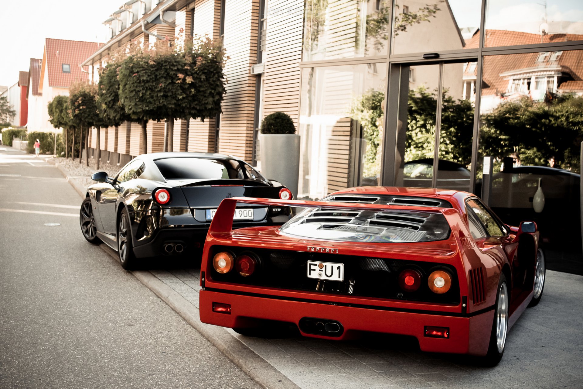 ferrari f40 gto rouge noir retour bâtiment bois ferrari f40 trp rouge arbres