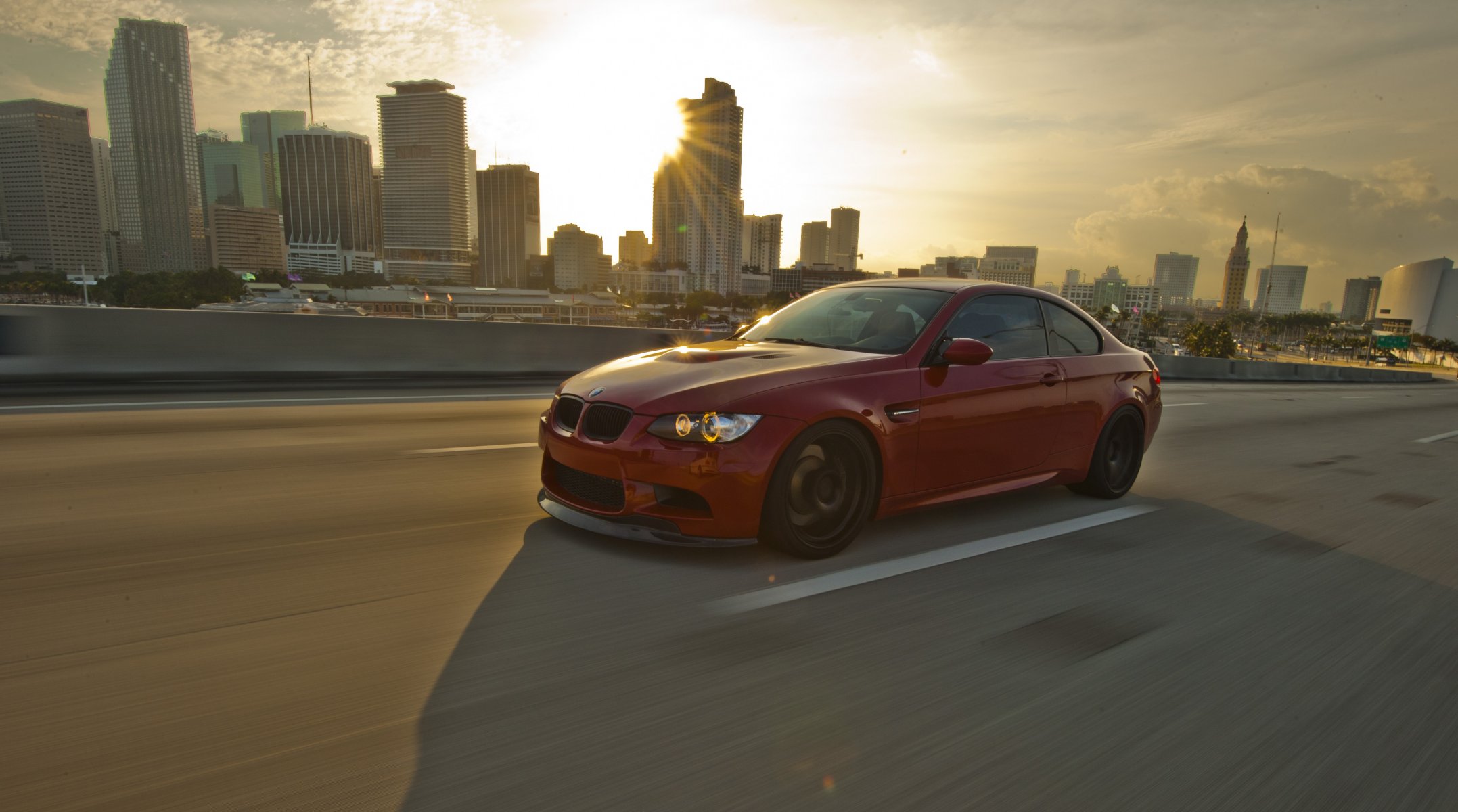 bmw m3 e92 rouge route vitesse bmw rouge vue latérale lumière du jour balisage éblouissement