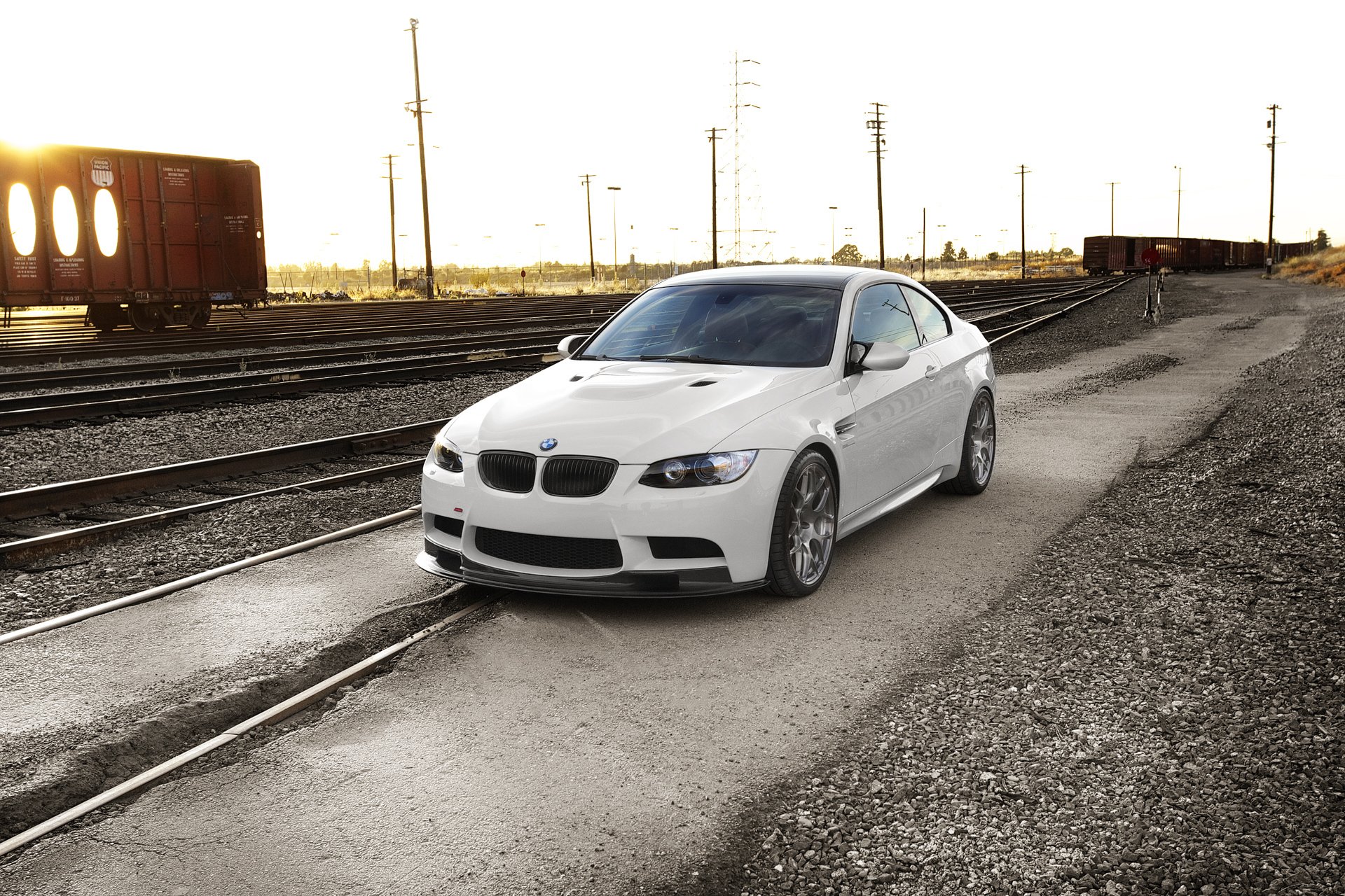 bmw m3 e92 weiß sonnenuntergang . eisenbahn bmw sonnenuntergang eisenbahn