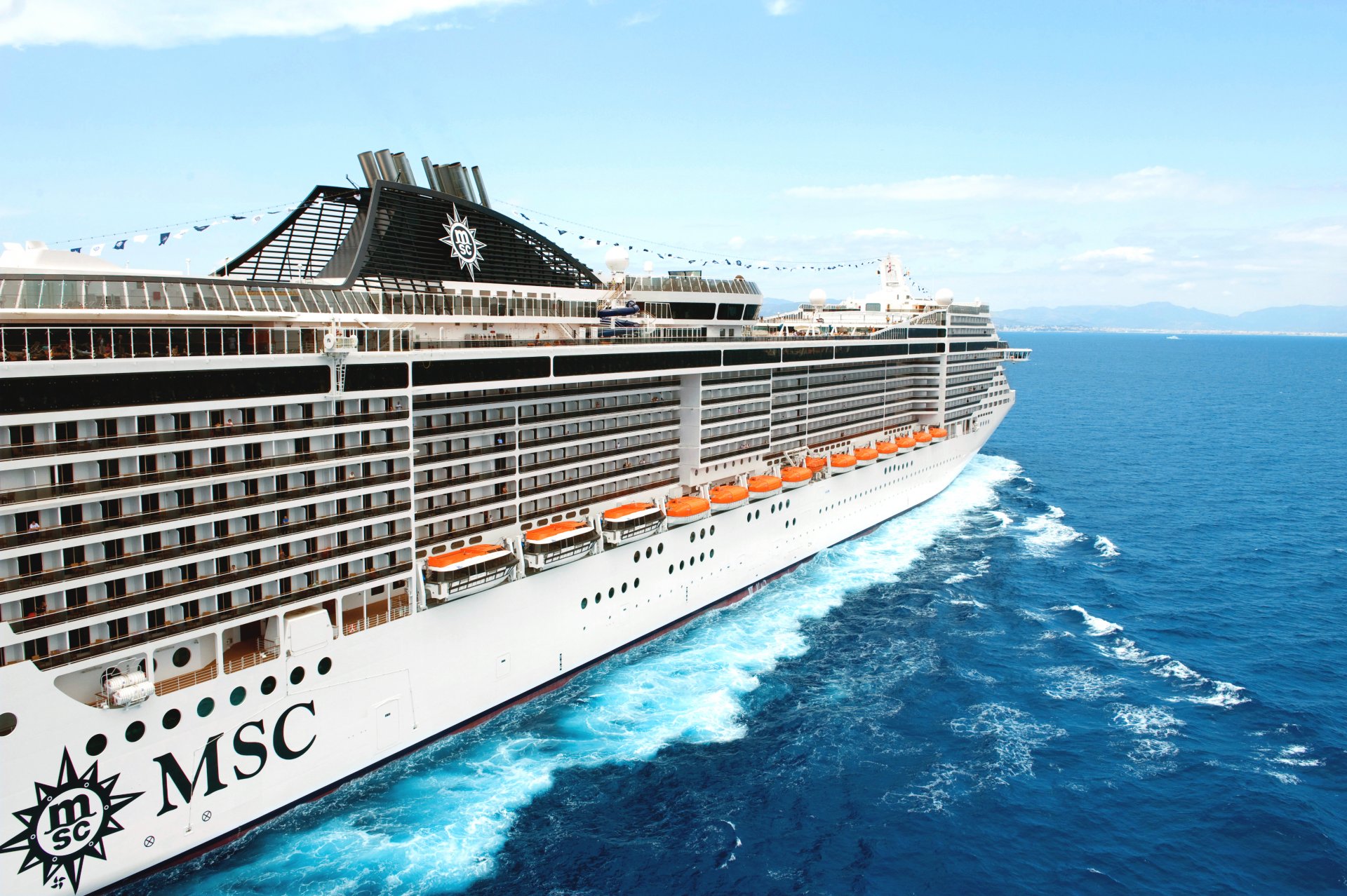 msc splendida nave liner passeggero bianco scafo bordo mare barca ponte in movimento giorno