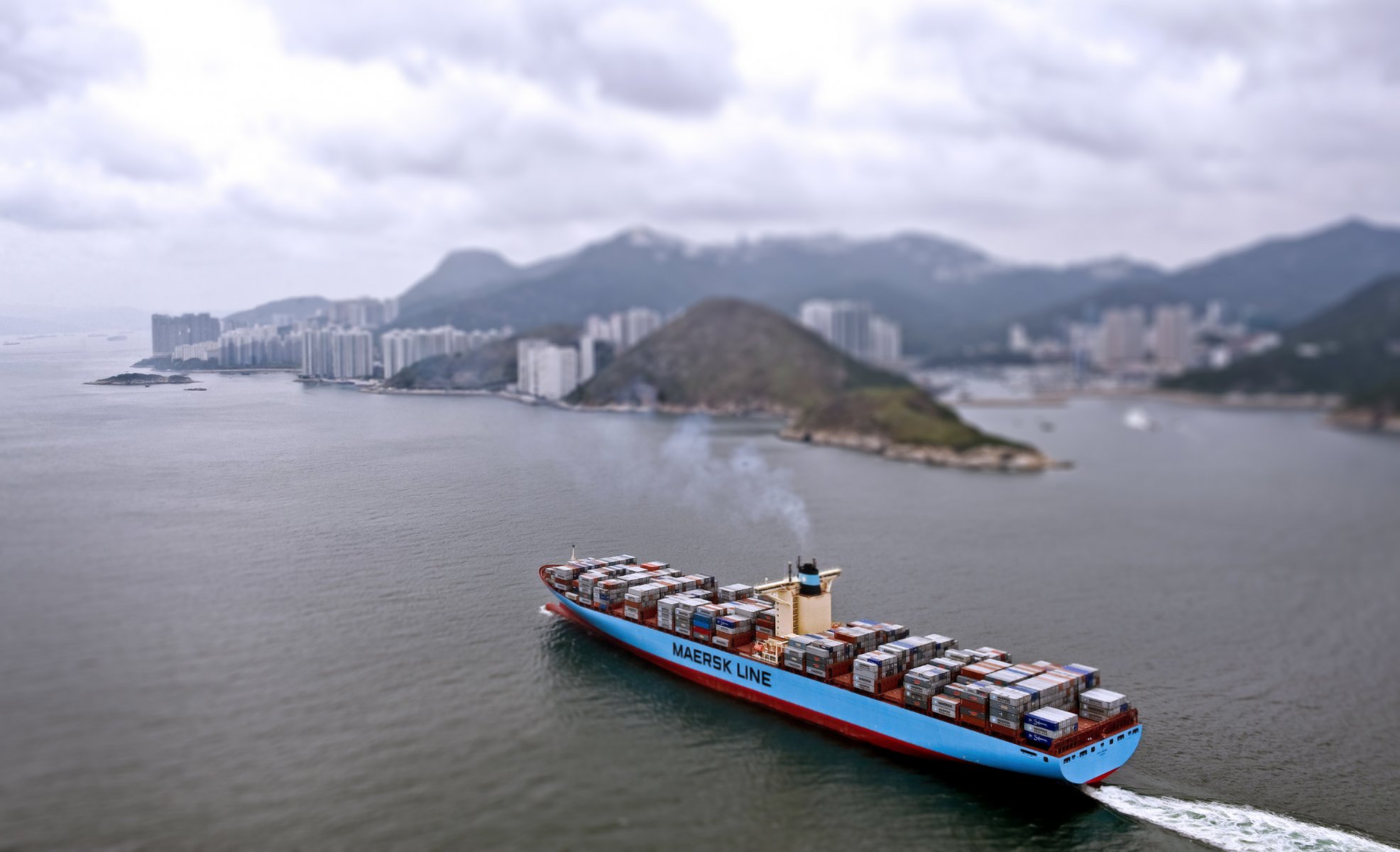 maersk line schiff containerschiff meer unterwegs draufsicht gewitter ladung stadt tag