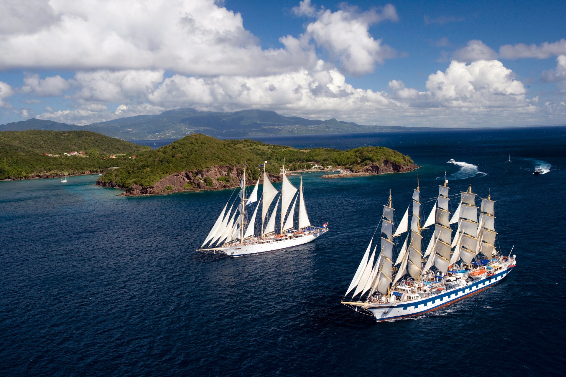 barco velero dos en movimiento velas mar agua islas día azul calma