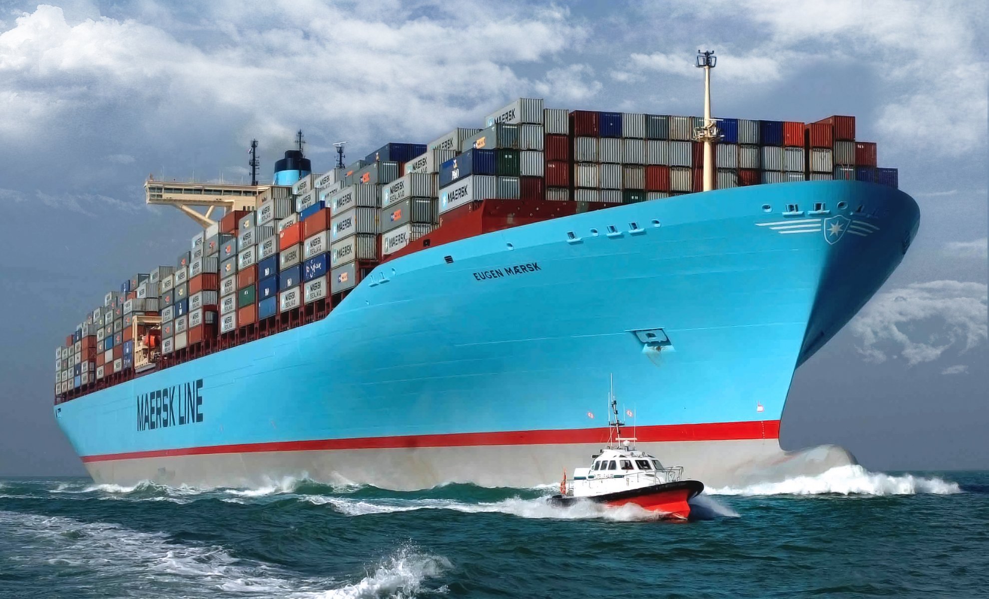 eugene maersk maersk schiff fracht containerschiff rumpf bord container unterwegs pilot lotsenboot tank meer wasser