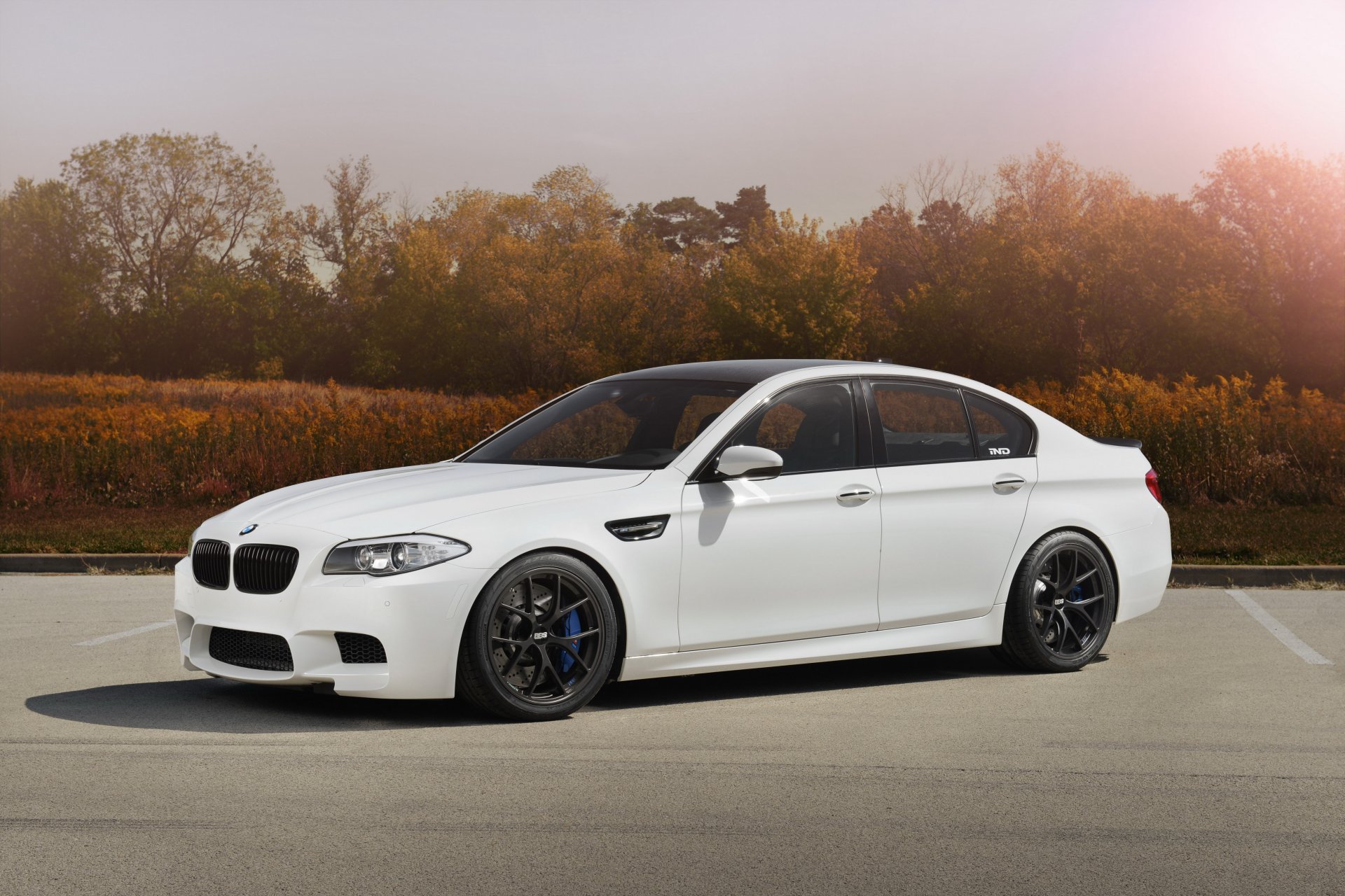 bmw m5 f10 белый колеса bbs бмв спортивный седан углепластиковая крыша парковка