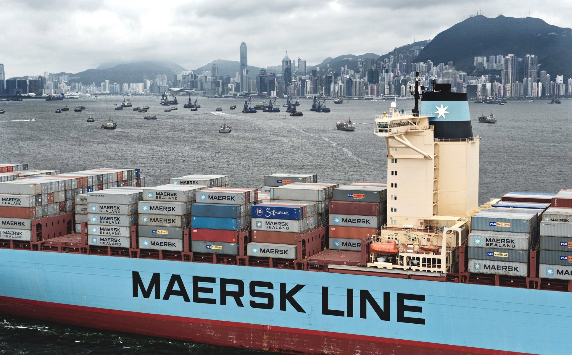 контейнеровоз maersk line maersk судно грузовое контейнер город гонконг пасмурно суда много