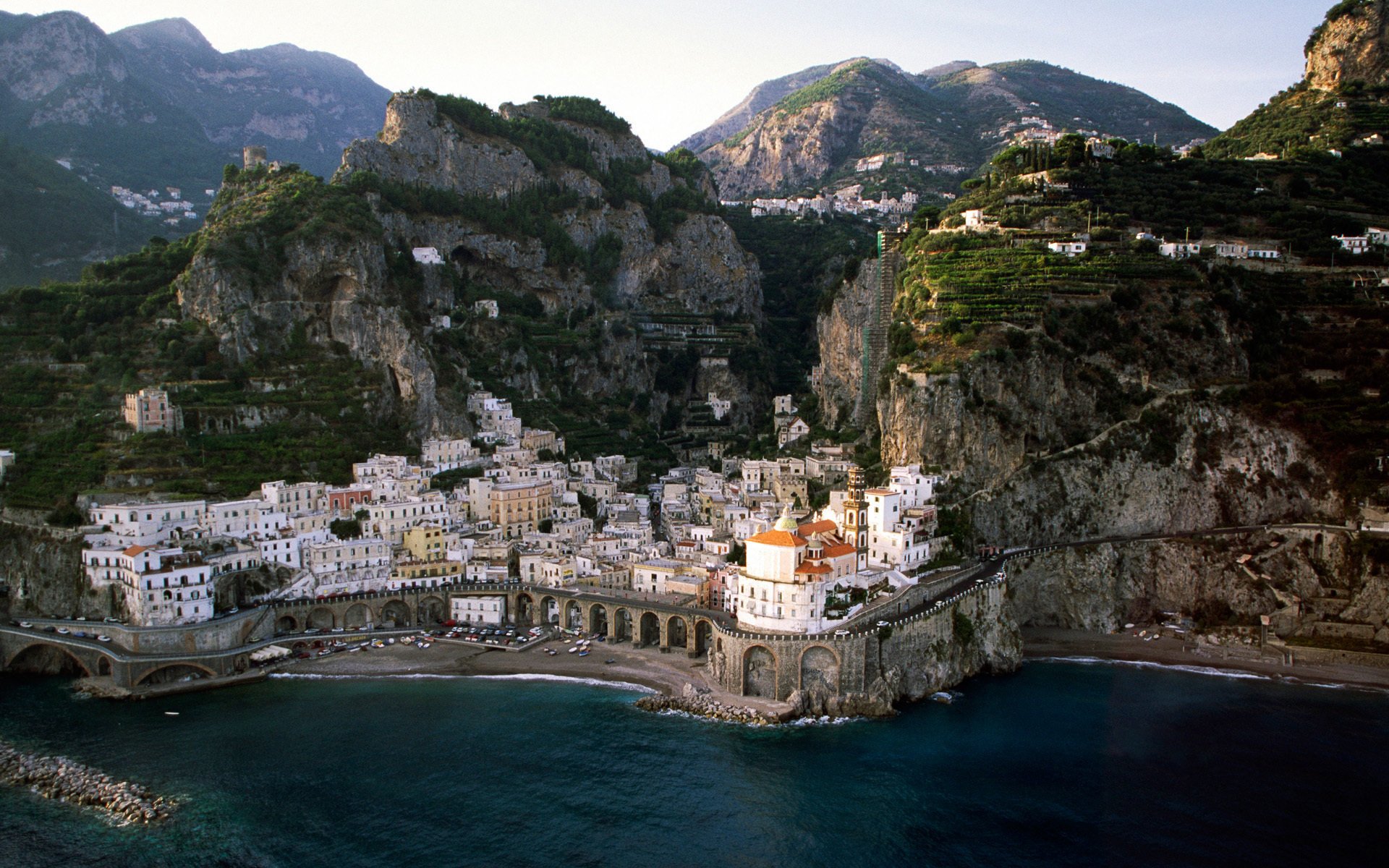 atrani italia mare città montagne case costa cielo