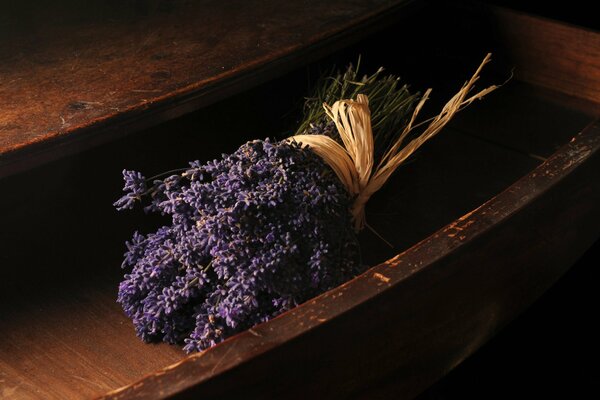 Ramo de lavanda en un cajón de Escritorio