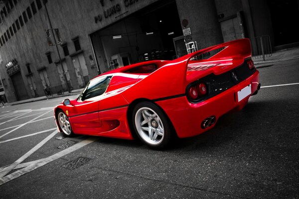 Ferrari F50 rouge dans la rue de la ville