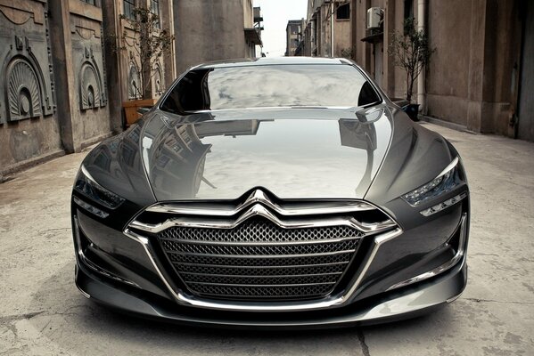 Citroen concept na tle starej architektury