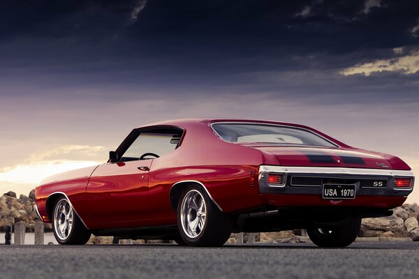 Rojo chevrolet chevelle ss al amanecer