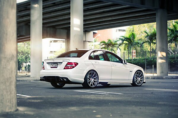 Voiture mercedes-benz blanche sous le pont