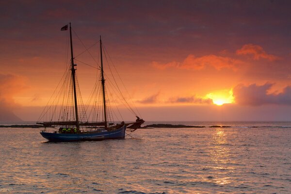 Die Yacht schwimmt bei Sonnenuntergang auf dem Meer