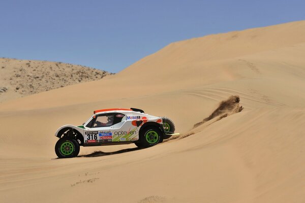 Buggy nimmt an Sandrennen teil