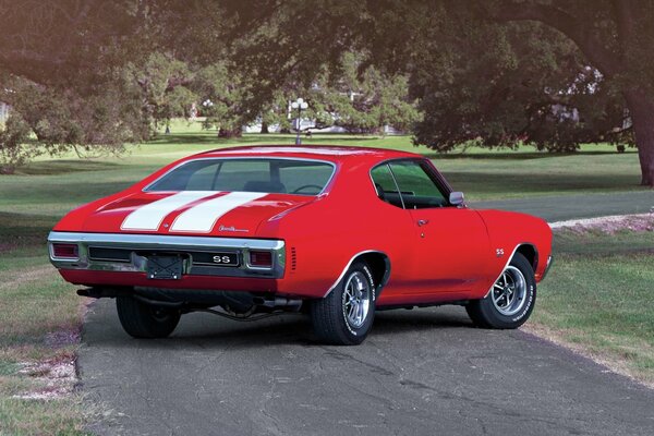 Coche Chevrolet Chevelle rojo con rayas blancas en el capó