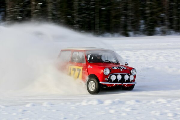 Rotes Auto beim Schleudern bei Schneewetter