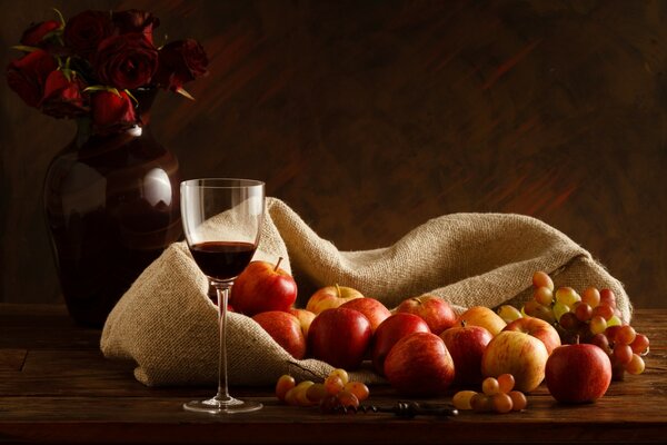 Natura morta con vino d UVA e frutta