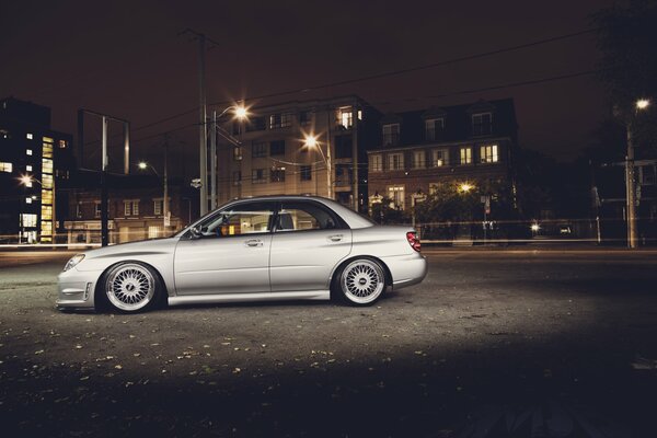 Silver subaru impreza città di notte