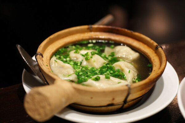 Gnocchi splendidamente serviti con verdure luminose