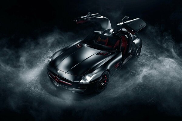 Mercedes SLS nera con porte aperte