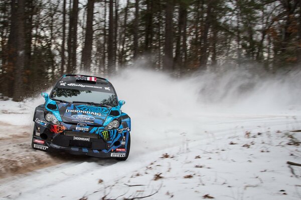 Meteo invernale, neve, Ford blu alla deriva