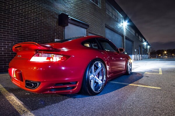 Auto Porsche di colore rosso su sfondo garage