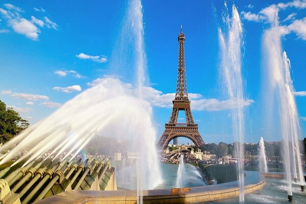 Fuentes en el fondo de la torre Eiffel en París