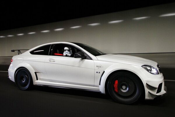 Mercedes im Tunnel mit Geschwindigkeit