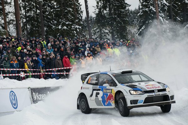 Volkswagen polo im Schnee, mit der Menge hinter sich