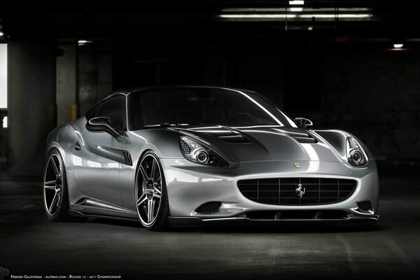 Plata Ferrari California C Tuning sobre fondo oscuro