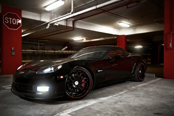 Vehículo Chevrolet Corvette en color negro en el garaje