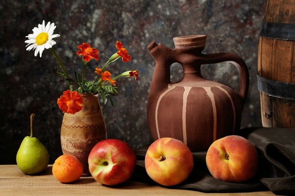 Fruta madura en la mesa y jarra