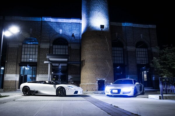 Coches Lambotghini en blanco en la calle con iluminación azul