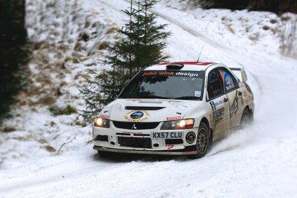 Winterrennen weißer Sport Car Lancer