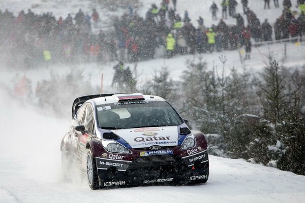 Ford fiesta corre en un Rally en la nieve