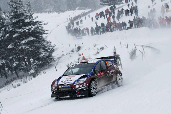 Voiture Ford sur fond de sapins et de neige