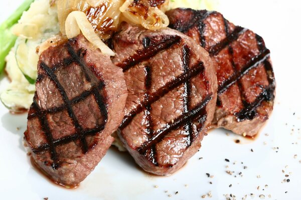 Carne a la parrilla y sazonada con cebolla