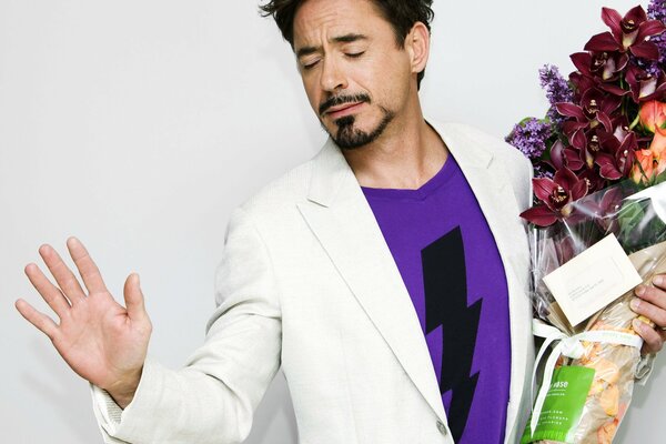 Attore Robert Downey Jr. con un mazzo di fiori