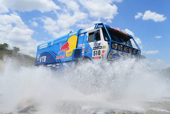 KAMAZ salpicado de agua en el fondo de las nubes