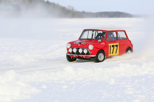 Rotes Auto fährt im Schnee