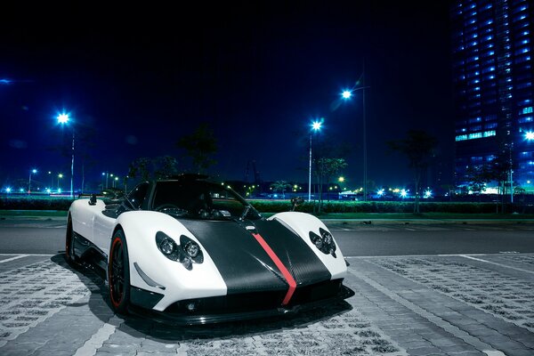 Pagani auf dem Hintergrund der blauen Lichter von Singapur