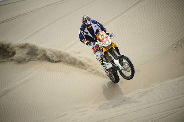 Course sur le sable sur une moto avec le numéro 29