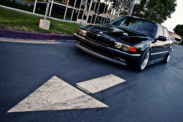 Coche negro BMW 740 E38 en carretera