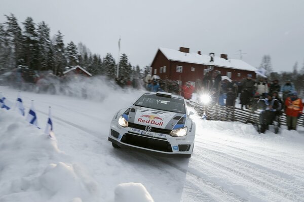 Course sur piste enneigée sur volkswagen polo