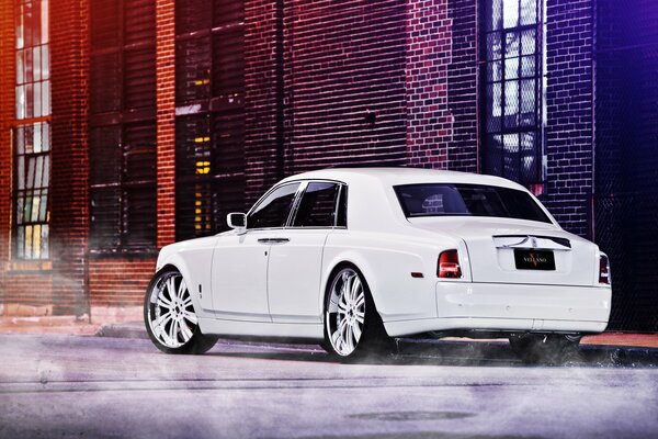 Samochód Rolls Royce Phantom na ulicy Widok Z Tyłu