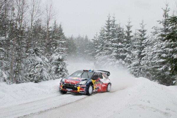 Invierno. Sitroen DS3 Entra en un giro fuera de carretera